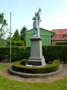 Erny-Saint-Julien (Pas-de-Calais, Fr) monument aux morts