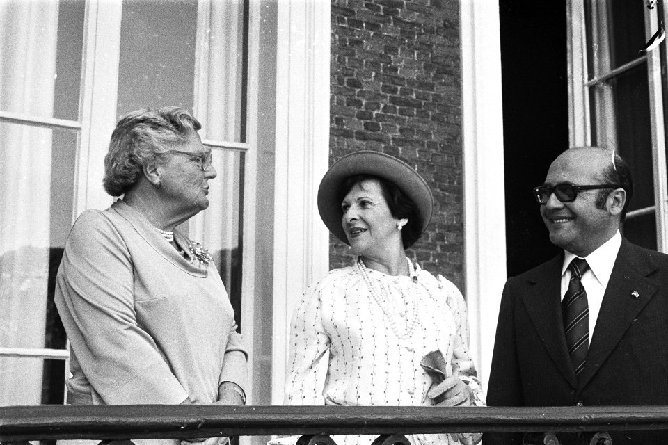 Escovar Salom wordt door koningin Juliana ontvangen op Huis ten Bosch vlnr , Bestanddeelnr 929-2544