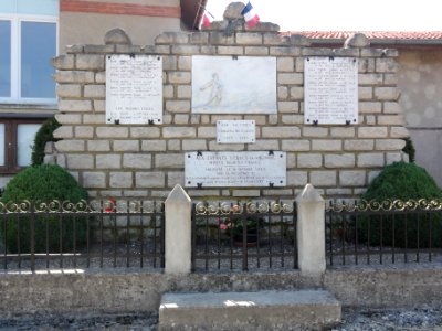 Esnes-en-Argonne (Meuse) monument aux morts