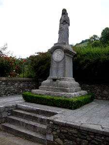 Escot (Pyr-Atl, Fr) monument aux morts