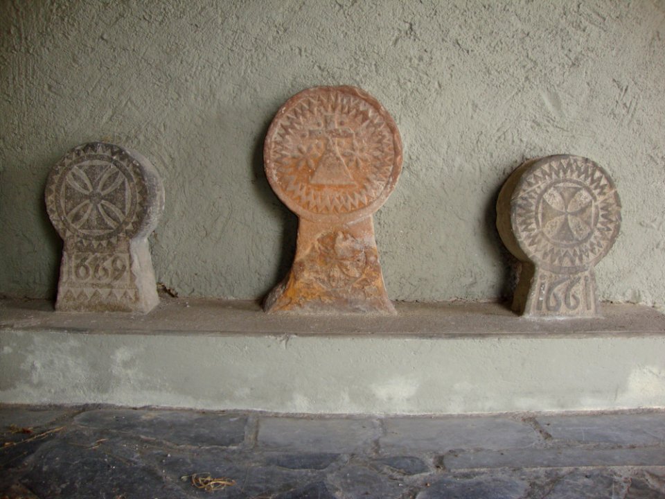 Espès (Espès-Undurein, Pyr-Atl, Fr) steles discoïdales anciennes sous le porche