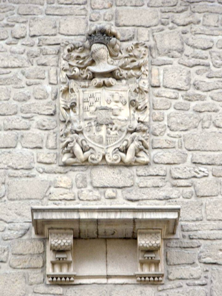 Escoriaza - Escudo en el antiguo Hospital del Santísimo Rosario, actual Facultad de Humanitarias y Ciencias de la Educación (HUHEZI) de la Mondragon Unibertsitatea