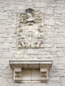 Escoriaza - Escudo en el antiguo Hospital del Santísimo Rosario, actual Facultad de Humanitarias y Ciencias de la Educación (HUHEZI) de la Mondragon Unibertsitatea