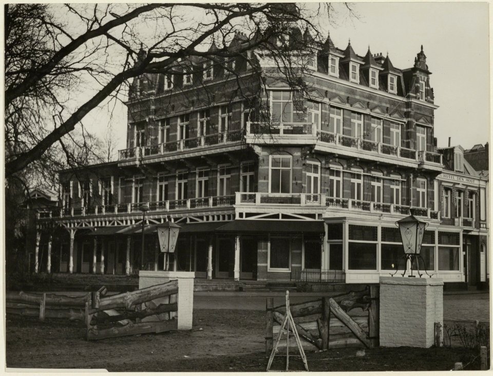 Fonteinlaan 3. Hotel Den Hout, ziende naar het noordwesten. NL-HlmNHA 54004555