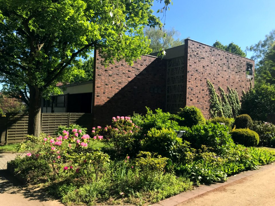 Eschborn, Friedhof, Trauerhalle Rückseite
