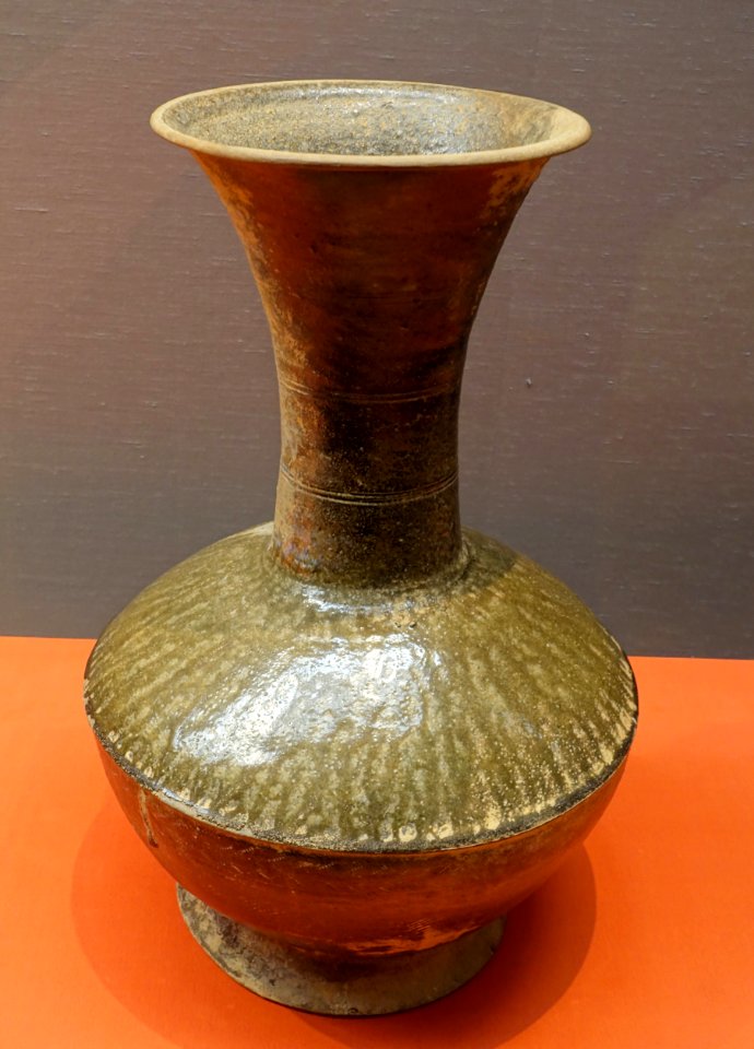 Footed long-necked jar, Sue ware, excavated from Kaniana Tumulus, Toba-shi, Mie, Kofun (Asuka) period, 600s AD, ceramic - Tokyo National Museum - Tokyo, Japan - DSC09311