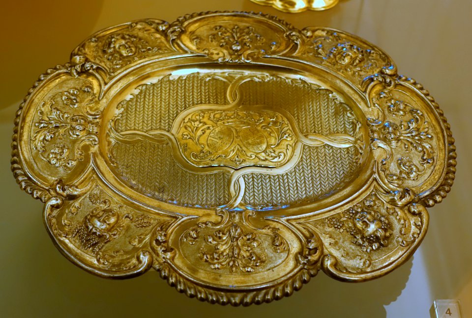 Footed salver with arms of Filipe V and his mother Maria Luisa, by ILB Johan Ludwig Biller I, Augsburg, Germany, 1698-1705 - Museu Nacional de Soares dos Reis - Porto, Portugal - DSC00503
