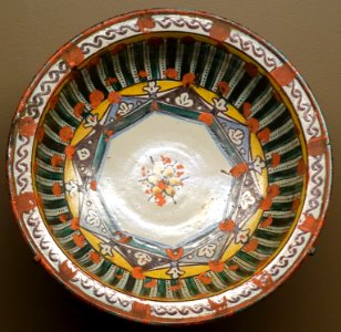 Footed bowl, Udjda region, Morocco, 1840s, clay - National Museum of Natural History, United States - DSC00460