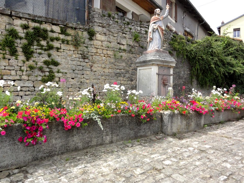 Fontenoy-la-Joûte (M-et-M) fontaine avec statue de saint