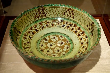 Footed bowl, Iran, 10th-12th century AD, earthenware - Huntington Museum of Art - DSC04953