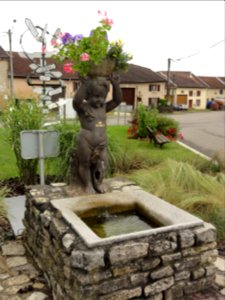 Fontenoy-la-Joûte (M-et-M) fontaine sculptée