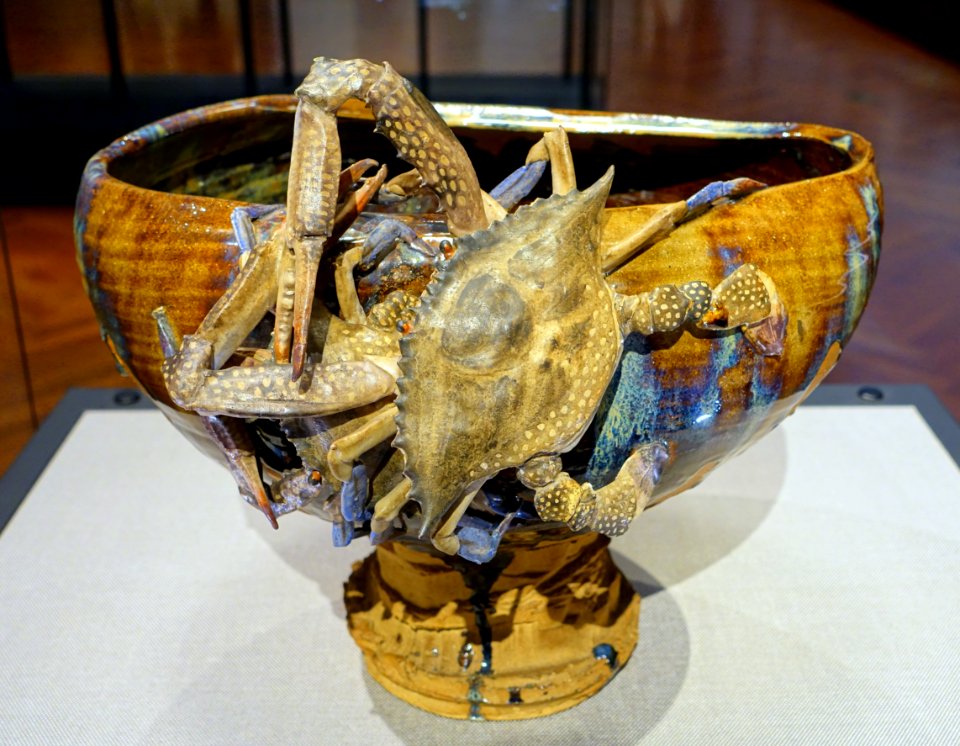 Footed bowl with applied crabs, by Miyagawa Kozan I, dated 1881, ceramic, brown glaze - Tokyo National Museum - Tokyo, Japan - DSC09317