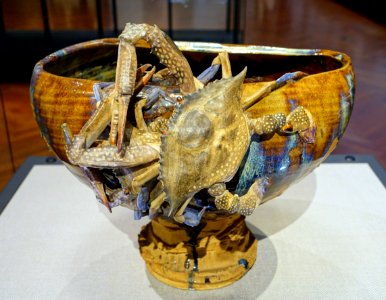 Footed bowl with applied crabs, by Miyagawa Kozan I, dated 1881, ceramic, brown glaze - Tokyo National Museum - Tokyo, Japan - DSC09317