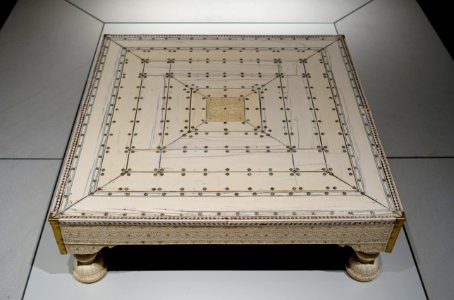 Footstep of a throne, North India, c. 1700 AD, ivory, wood, red lacquer, brass - Ethnological Museum, Berlin - DSC01544