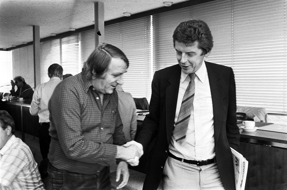 FNV-Federatieraad in Amsterdam Wim Kok wordt begroet door Cees Schelling, Bestanddeelnr 932-2353