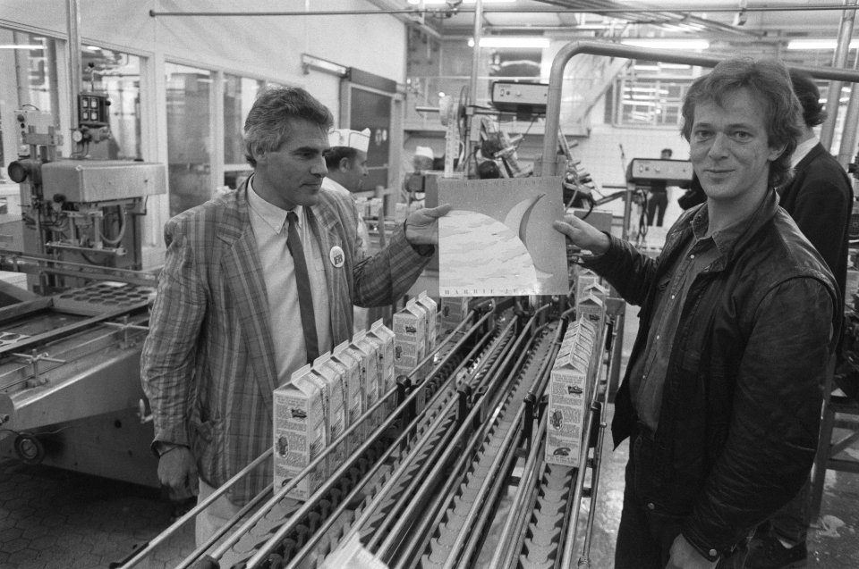 FNV-voorzitter J. Stekelenburg en zanger Harrie Jekkers presenteren LP Yoghurt , Bestanddeelnr 934-3306