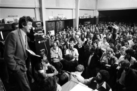 FNV-voorzitter Wim Kok spreekt stakers van EMO, Swartto EECV, GEM, Grainwave en , Bestanddeelnr 932-1791