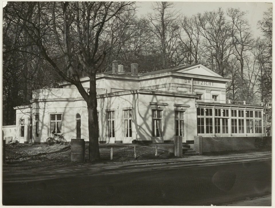 Fonteinlaan. Het herbouwde Dreefzicht aan de ingang van de Haarlemmerhout, ziende naar het noordwesten. NL-HlmNHA 54010583
