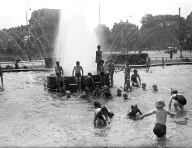 Fontein op Frederiksplein. Jeugd in de hitte, Bestanddeelnr 902-2455