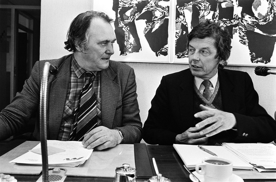 FNV-federatieraad onder andere over voorjaarsnota. Wim Kok (r.) en H. Bode tijde, Bestanddeelnr 932-1017