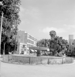 Fontein op plein met gebouwen en bomen op de achtergrond, Bestanddeelnr 255-2979