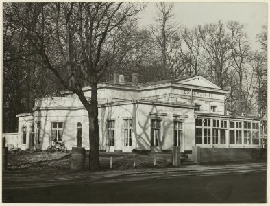 Fonteinlaan. Het herbouwde Dreefzicht aan de ingang van de Haarlemmerhout, ziende naar het noordwesten. NL-HlmNHA 54004556