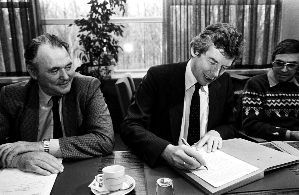 FNV-voorzitter Kok tijdens het tekenen, links Herman Bode, rechts Drabbe, Bestanddeelnr 932-4154
