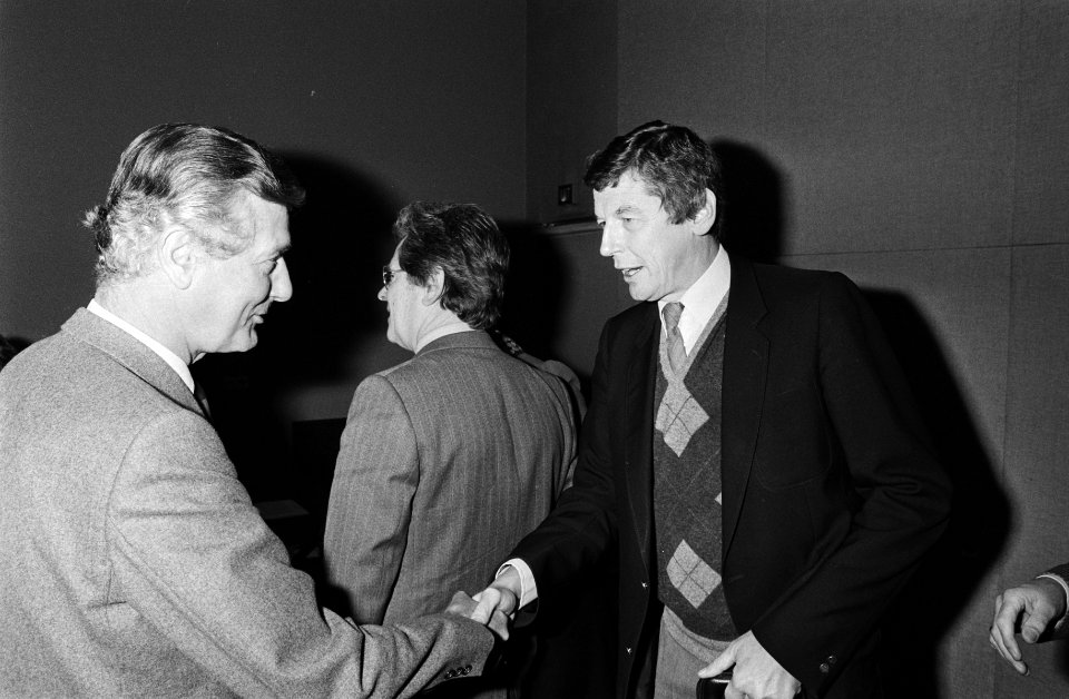 FNV-voorzitter Kok schudt de hand van minister De Koning (Sociale Zaken), Bestanddeelnr 932-4272