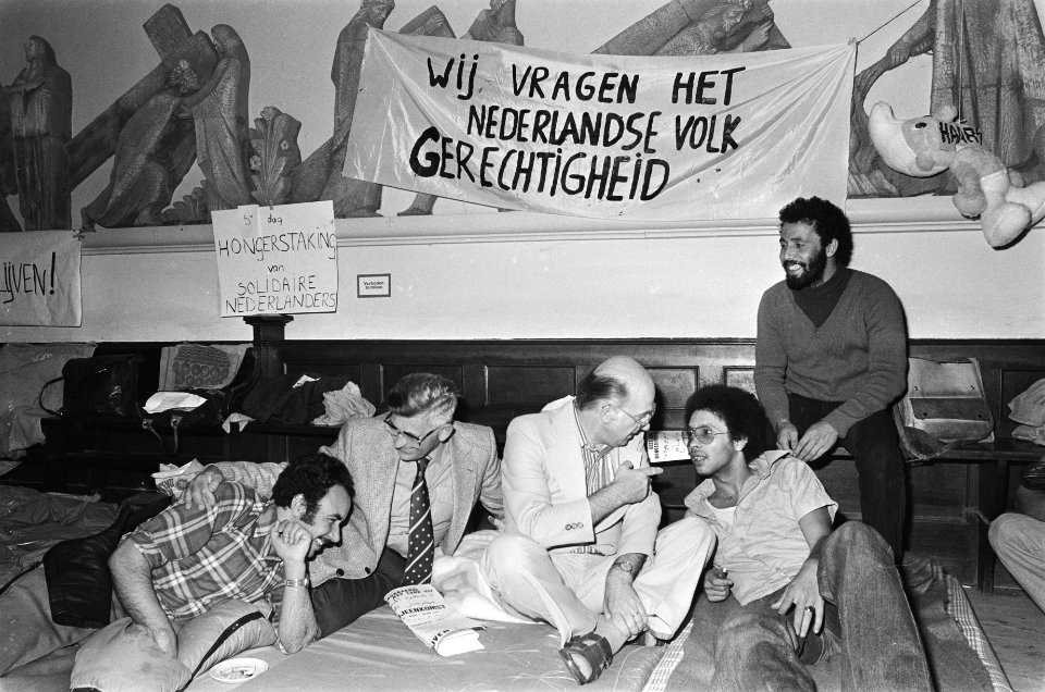 FNV-vice-voorzitter Spit bezoekt Marokkanen in De Duif Amsterdam, links heer Dam, Bestanddeelnr 929-8477