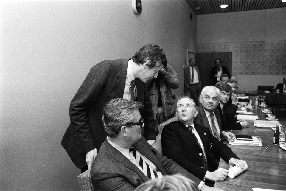 FNV-voorzitter Wim Kok in gesprek met VNO-voorzitter Van Veen (zittend), rechts , Bestanddeelnr 932-3708