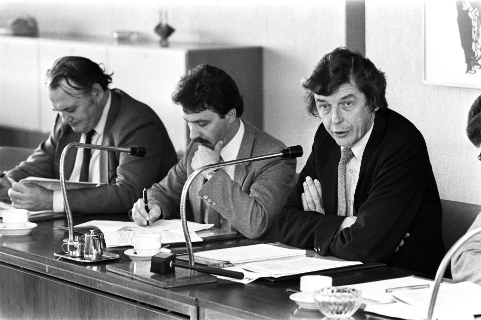 FNV-voorzitter Wim Kok (rechts) en vice-voorzitter H. Bode (links) midden onbek, Bestanddeelnr 931-7386