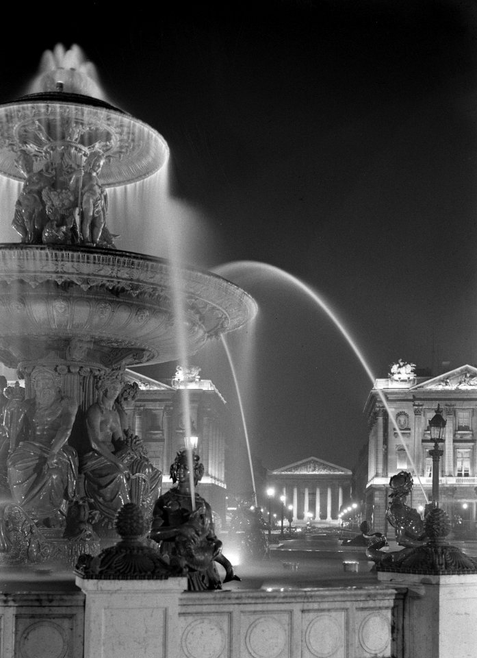 Fontein op Place de la Concorde met op de achtergrond de Madeleine, Bestanddeelnr 191-0482