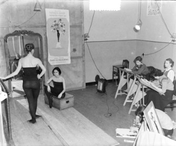 Fomas toernooi Amsterdam tekenaar met danseressen, Bestanddeelnr 906-2154