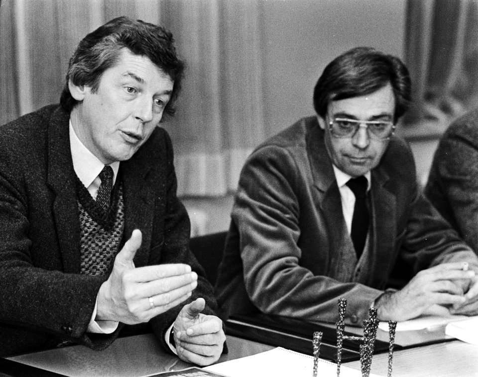 FNV-voorzitter Wim Kok (l) en loonsdeskundige Frans Drabbe tijdens een toelichti, Bestanddeelnr 932-4499