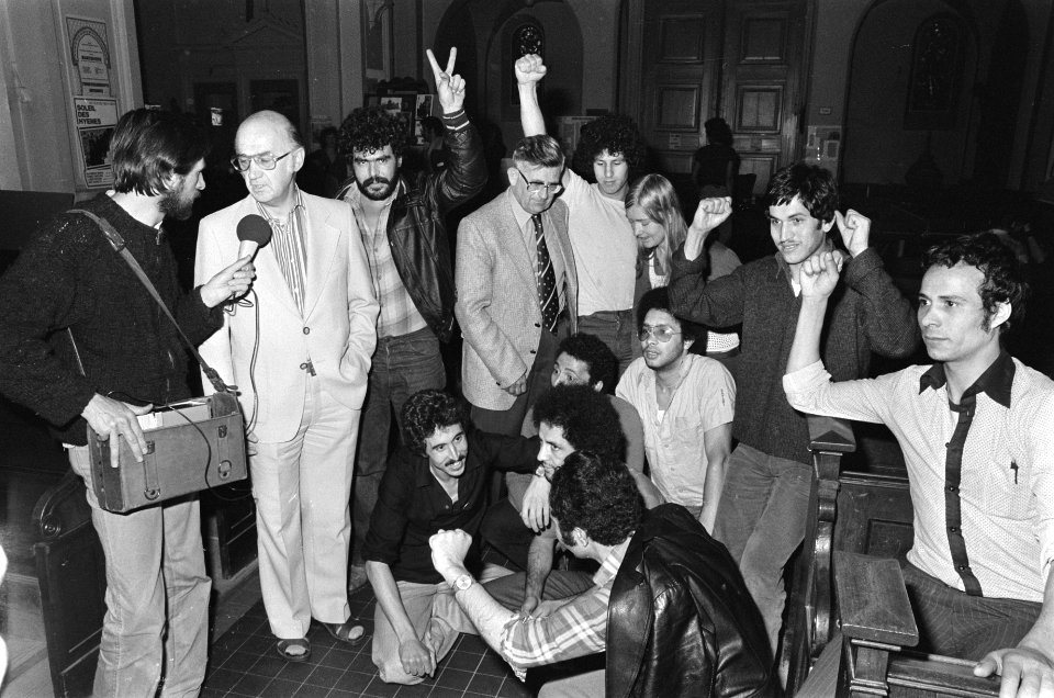 FNV-vice-voorzitter Spit bezoekt Marokkanen in De Duif Amsterdam, links heer Dam, Bestanddeelnr 929-8478