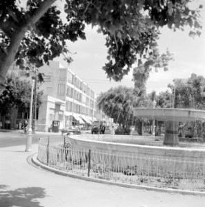 Fontein op plein met gebouwen en bomen op de achtergrond, Bestanddeelnr 255-2980