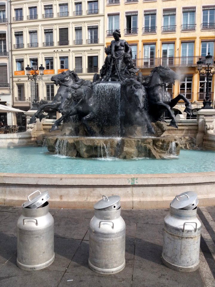 Fontaine Bartholdi - Après remise en eau et pots à lait