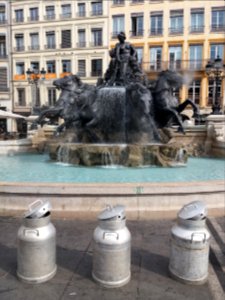 Fontaine Bartholdi - Après remise en eau et pots à lait