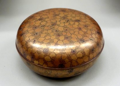 Food Box, Edo period, 18th century, paulownia crest design in maki-e lacquer - Tokyo National Museum - DSC05970