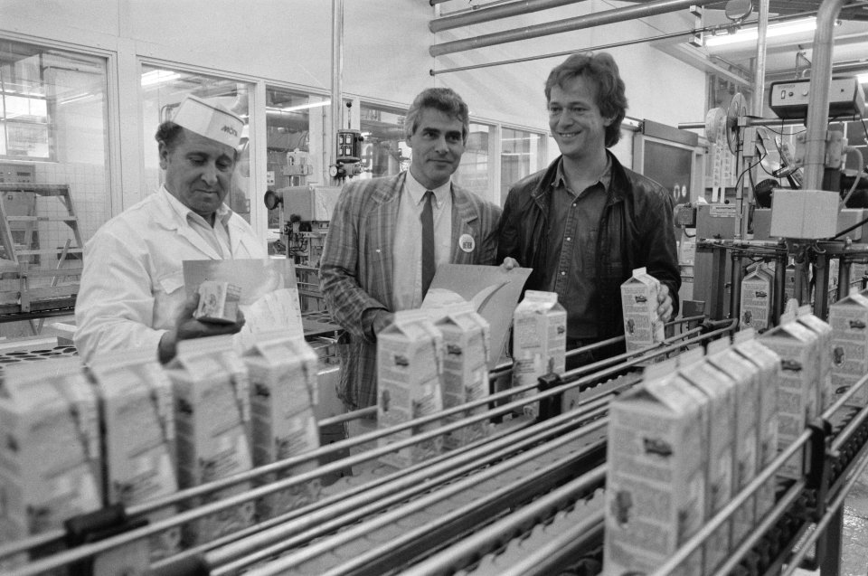 FNV-voorzitter J. Stekelenburg en zanger Harrie Jekkers presenteren LP Yoghurt , Bestanddeelnr 934-3305