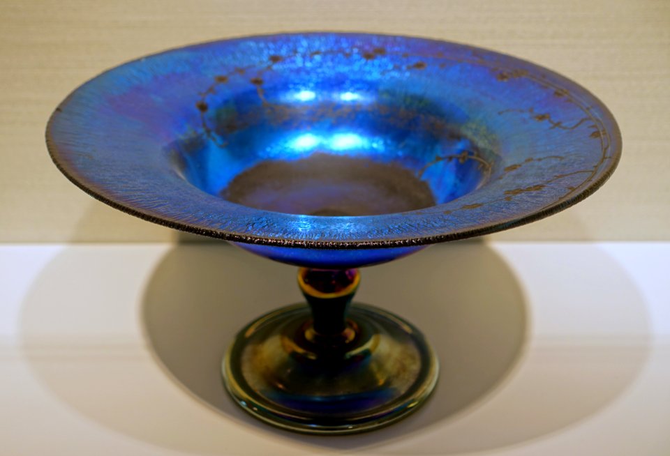 Footed bowl, Louis Comfort Tiffany, c. 1900, glass - Hessisches Landesmuseum Darmstadt - Darmstadt, Germany - DSC00875