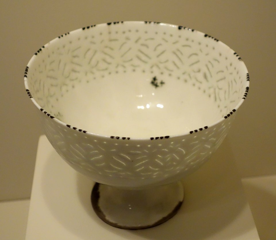 Footed bowl, Gombroon ware, Iran, Safavid period, late 17th or 18th century, porcelaneous earthenware with piercings and underglaze black painting - Cincinnati Art Museum - DSC04113
