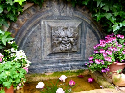 Fontaine dans un patio à Cordoue photo