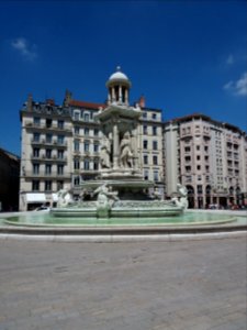 Fontaine des Jacobins - Côté Philibert Delorme et Gérard Audran