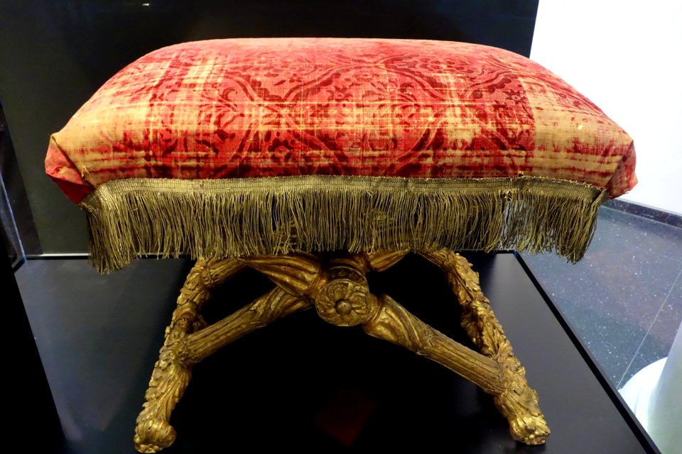 Folding stool (pliant), Versailles, France, c. 1773, gessoed and gilded beech, velvet, from the bedchamber of the Comtesse d'Artois - Brooklyn Museum - Brooklyn, NY - DSC08310