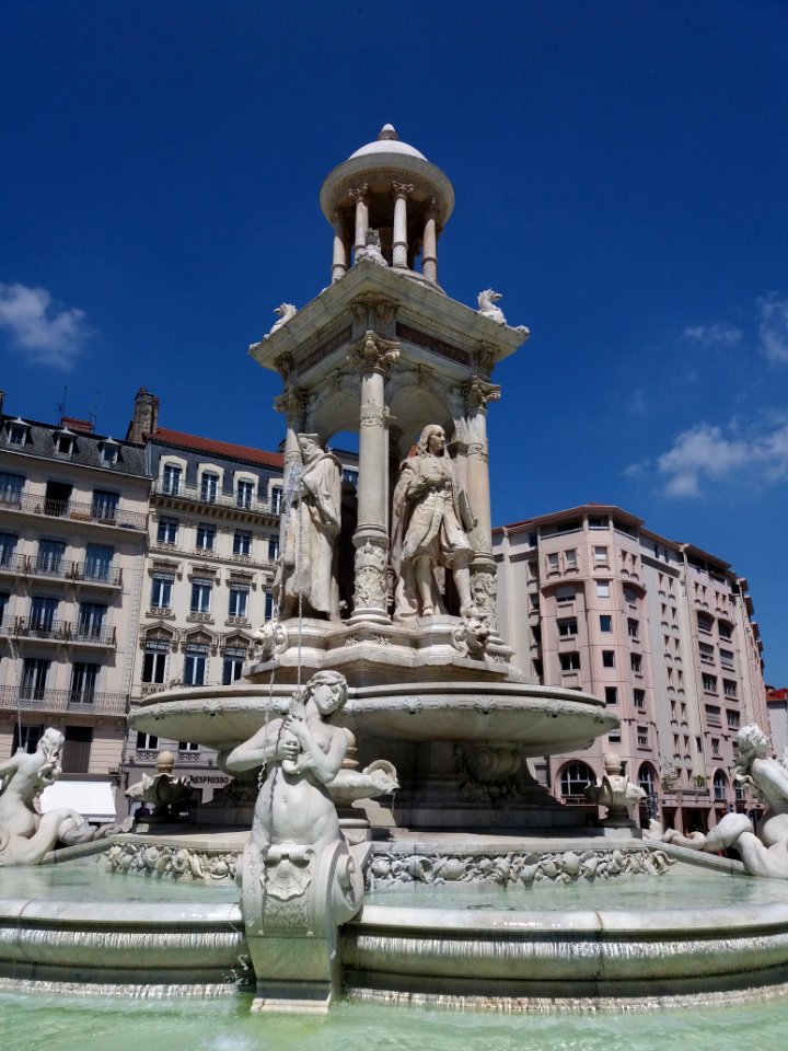 Fontaine des Jacobins - Côté Philibert Delorme et Gérard Audran 2