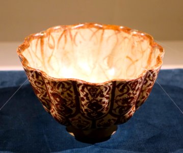 Foliated bowl with flowers design, Iran, 1250-1300 AD, luster ware pottery - Matsuoka Museum of Art - Tokyo, Japan - DSC07266