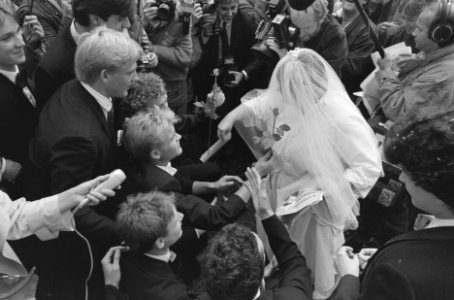 FNV-jongeren doen in Leiden, verkleed als bruiden, Prins Willem Alexander huweli, Bestanddeelnr 934-0872