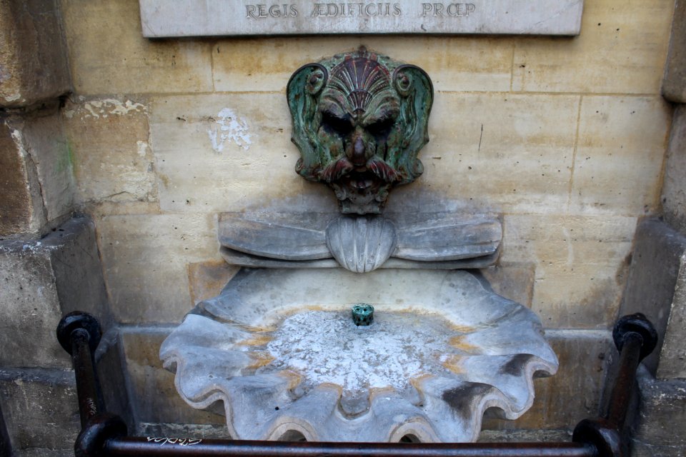 Fontaine Croix Trahoir Paris 3