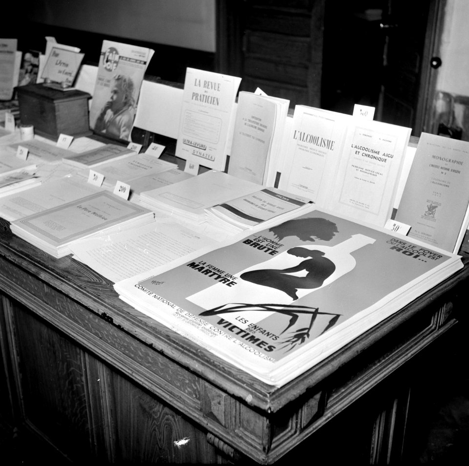Folders en affiches zijn te koop in het centrum van het Nationaal Comité tegen A, Bestanddeelnr 254-0054